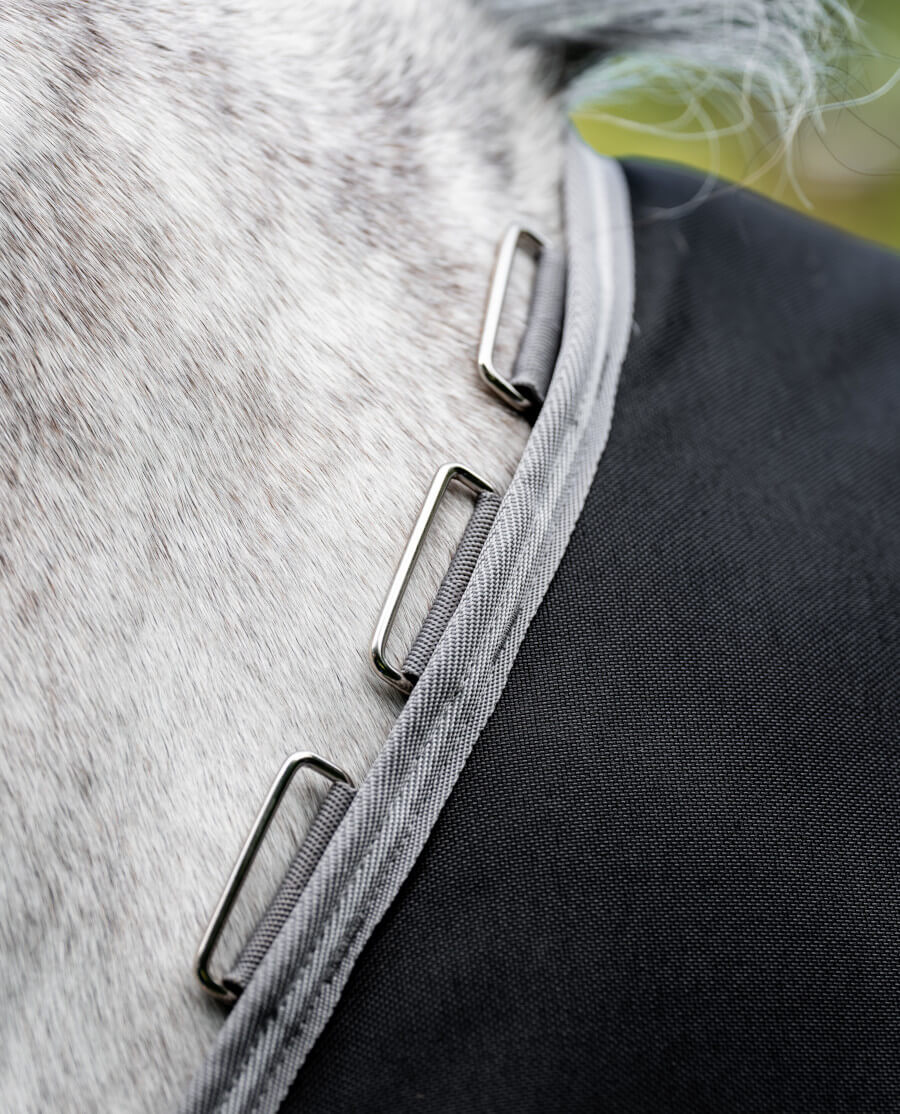 Horseware Amigo - Bravo 12 Plus Regndækken m. hals & V - Front - 100 gram - Sort - animondo.dk - AARPLF - KJI0 - 45
