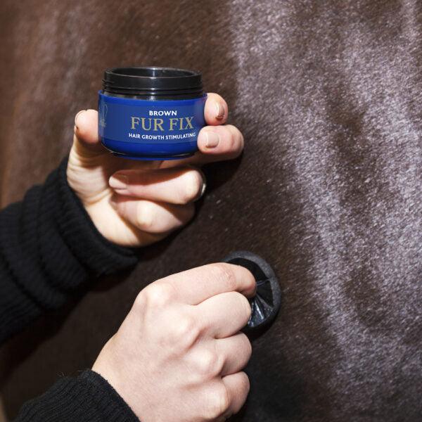 Nathalie Horse Care Fur Fix Brown - animondo.dk