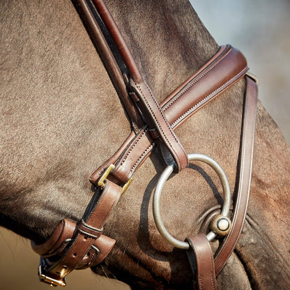 Finesse Bridles Himalaya Trense, rundsyet m. mellembredt næsebånd - brun/brun/guld - animondo.dk