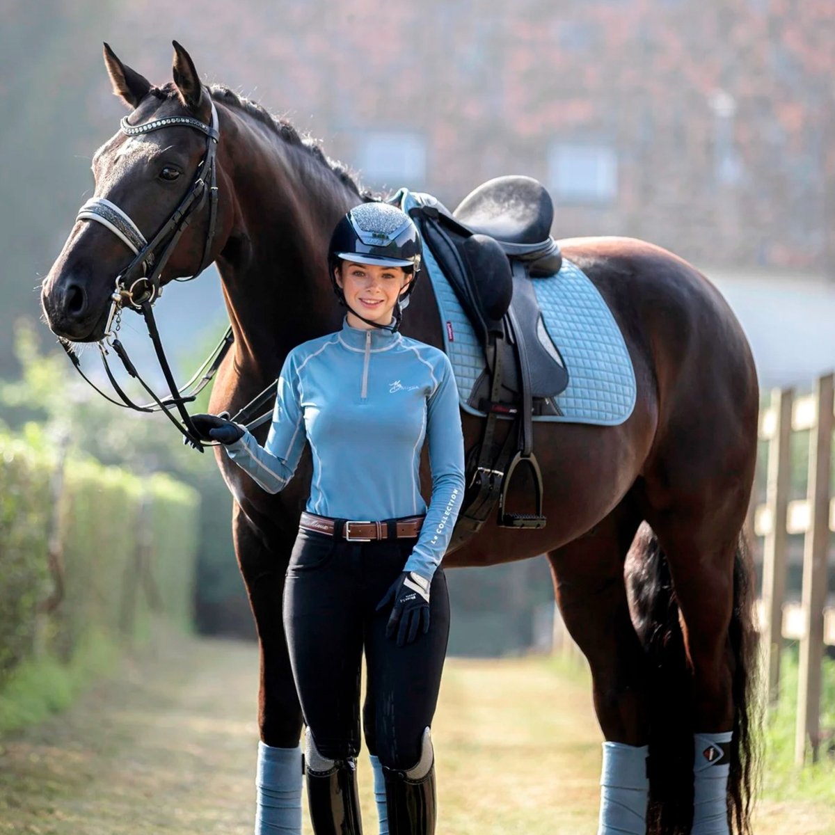 LeMieux Suede Dressage Square Sadelunderlag - Ice Blue - animondo.dk