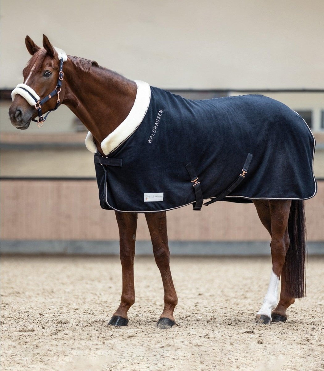 Waldhausen Fleecedækken m. imiteret lammeskindskant - nightblue/rosegold - animondo.dk